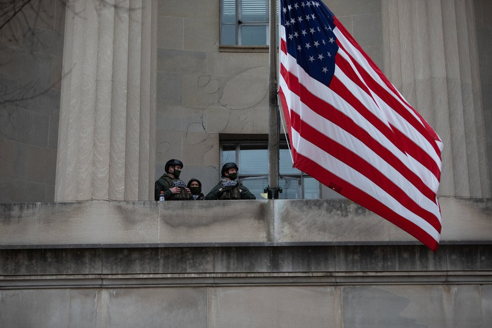 Xung quanh Điện Capitol và những tòa nhà quan trọng khác được bảo vệ an ninh nghiêm ngặt. Ảnh: NPR
