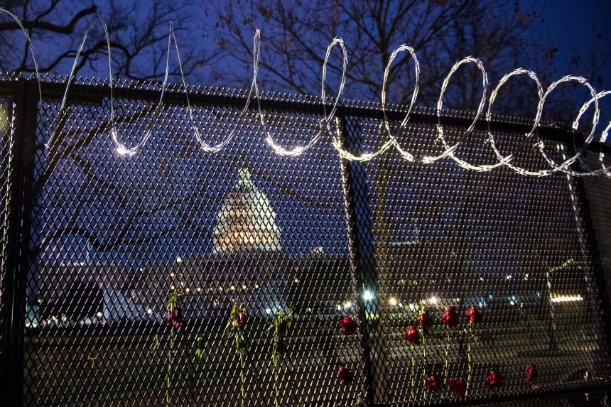 Những hàng rào kẽm gai được dựng lên xung quanh Điện Capitol và những tòa nhà quan trọng khác để ngăn chặn nguy cơ đột nhập. Ảnh: AFP