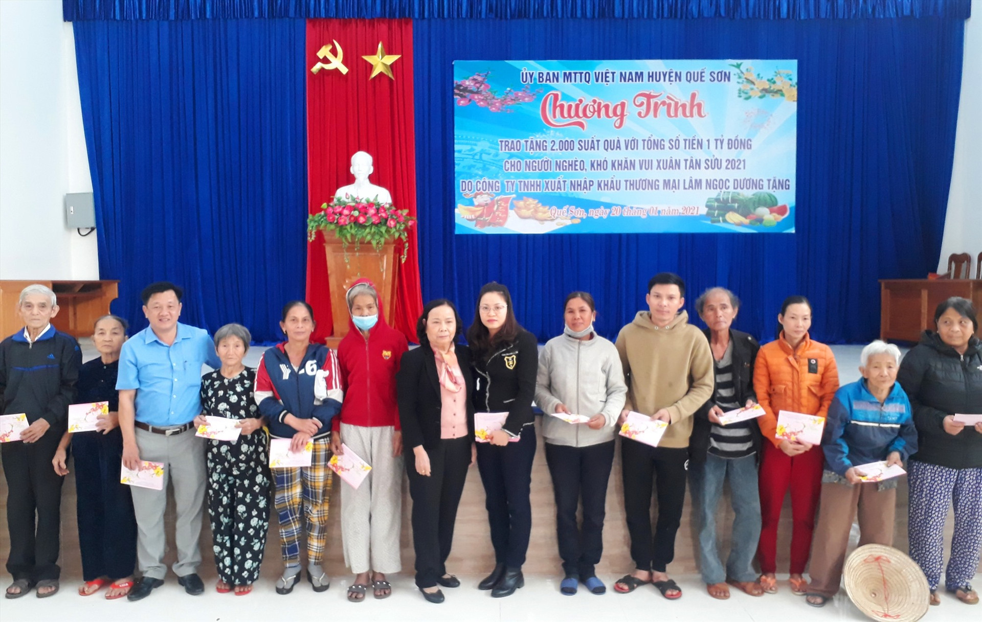 Trao quà tết cho người nghèo huyện Quế Sơn. ảnh DT