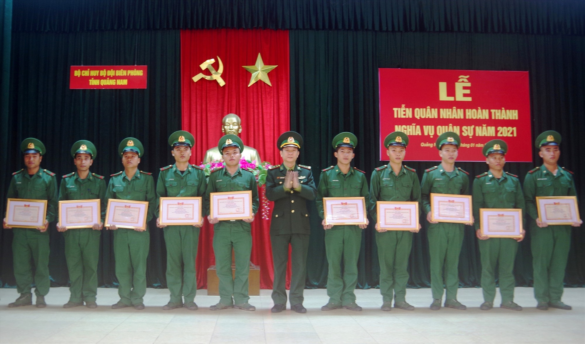 Thượng tá Chử Hồng Phong - Phó Chỉ huy trưởng, Bộ Chỉ huy BĐBP tỉnh Trao tặng giấy khen cho các chiến sĩ xuất ngũ năm 2021. Ảnh: Thái Tùng