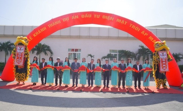 Các đại biểu cắt băng khánh thành dự án điện mặt trời tại Nhà máy Sơn Hà -Chu Lai. Ảnh NTB