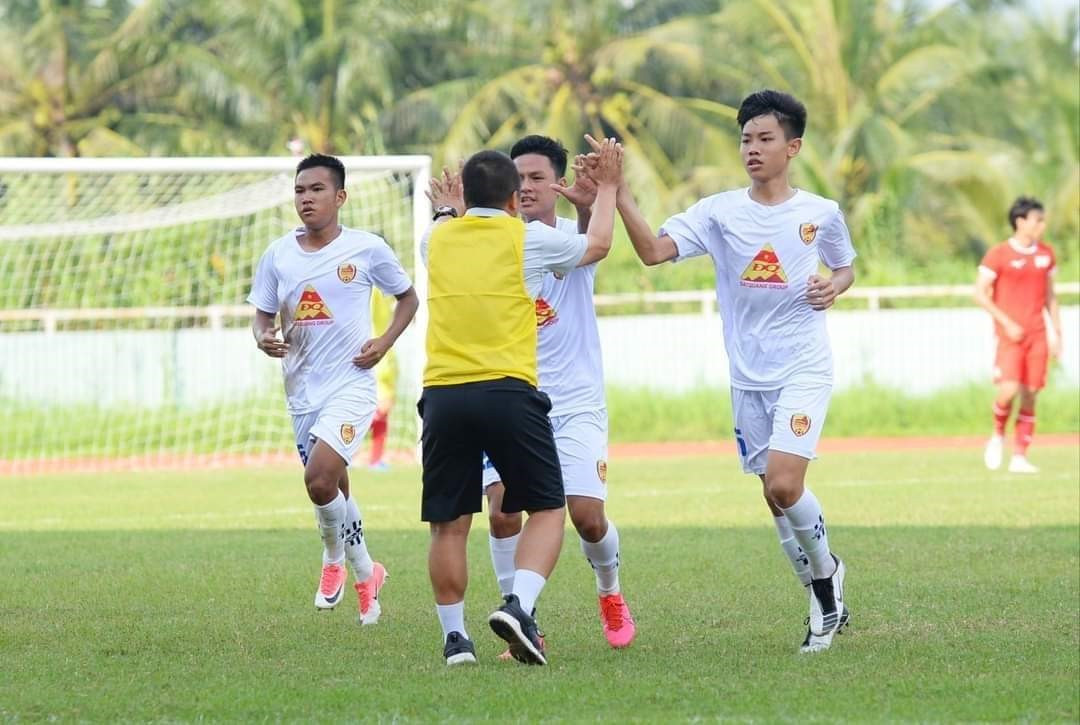 Niềm vui của thầy và trò đội trẻ Quảng Nam sau khi giành quyền thăng hạng nhì mùa giải 2021. Ảnh: Quảng Nam FC
