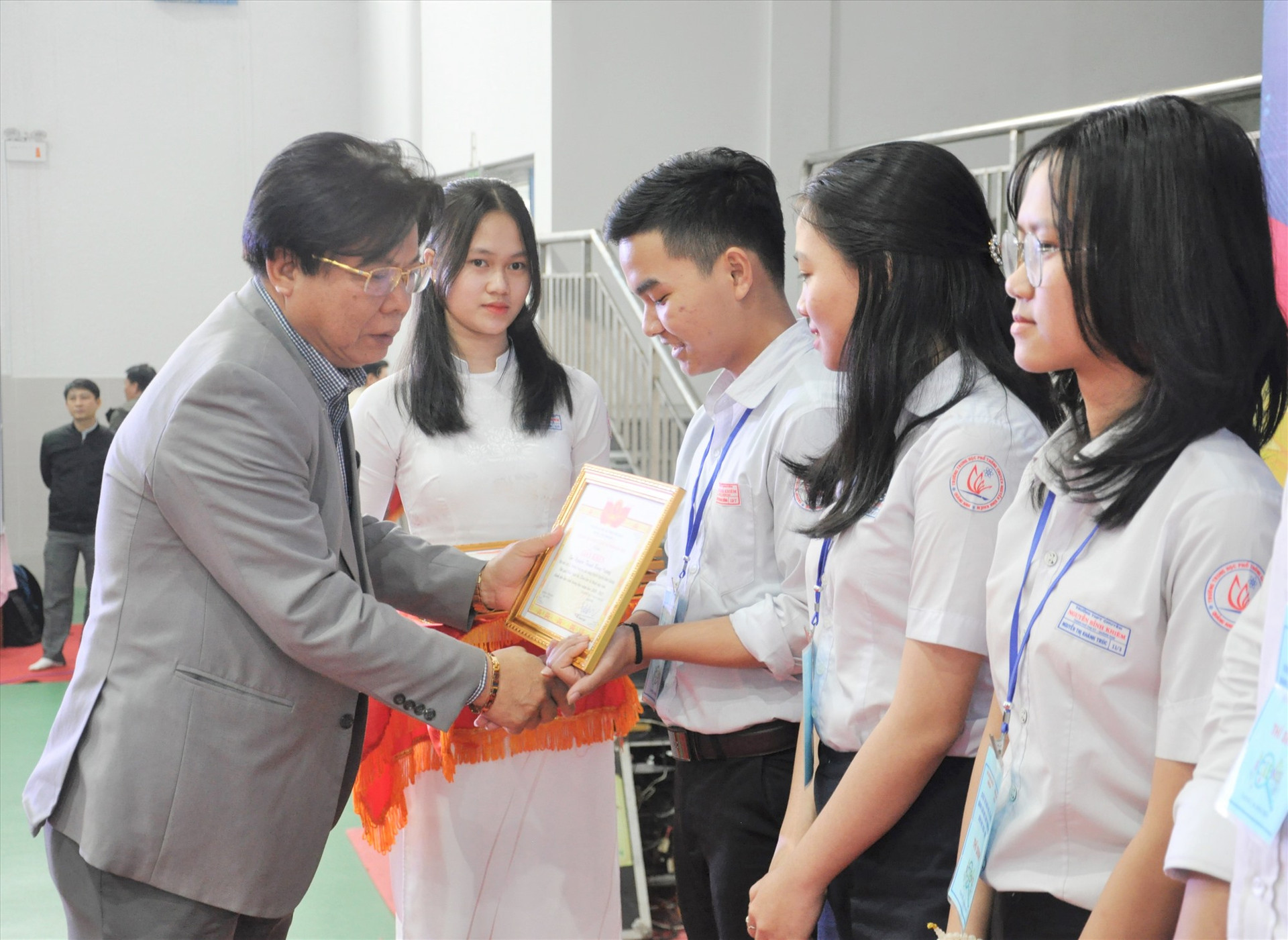 Giám đốc Sở GD-ĐT Hà Thanh Quốc trao giải cho các dự án đoạt giải nhất. Ảnh: X.P