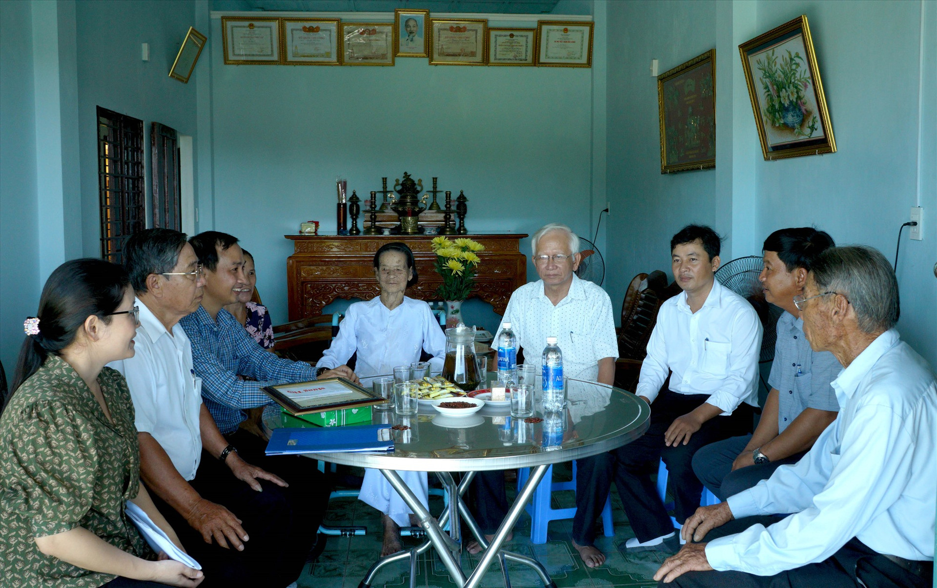 Lãnh đạo TP. Tam Kỳ thăm, tặng quà những người cao tuổi ở phường Hòa Thuận. Ảnh: NGUYỄN ĐIỆN NGỌC