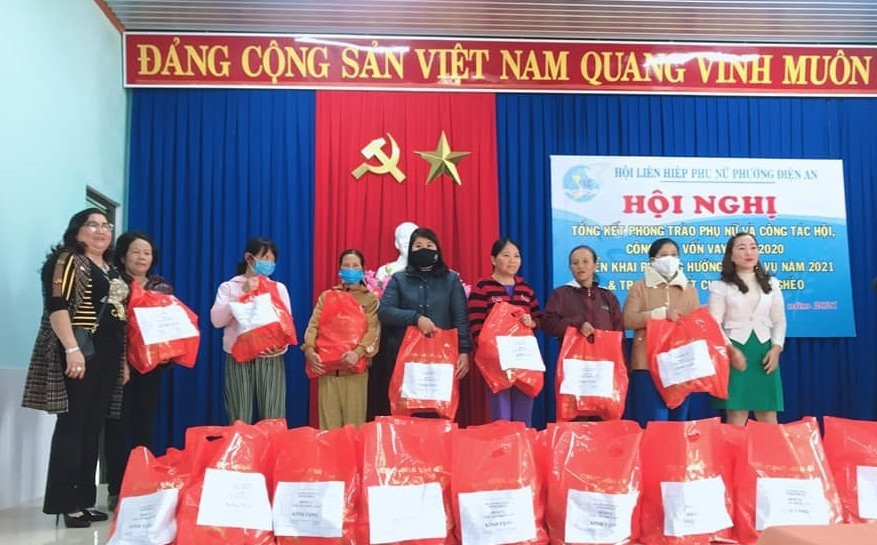 Hội LHPN phường Điện An (thị xã Điện Bàn) tổ chức chương trình “Tết sẻ chia” trao 30 suất quà cho phụ nữ khó khăn. Ảnh: T.Q