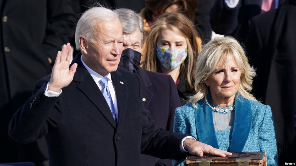Ông Joe Biden (và vợ) trong buổi tuyên thệ nhậm chức Tổng thống thứ 46 của Mỹ. Ảnh: Reuters