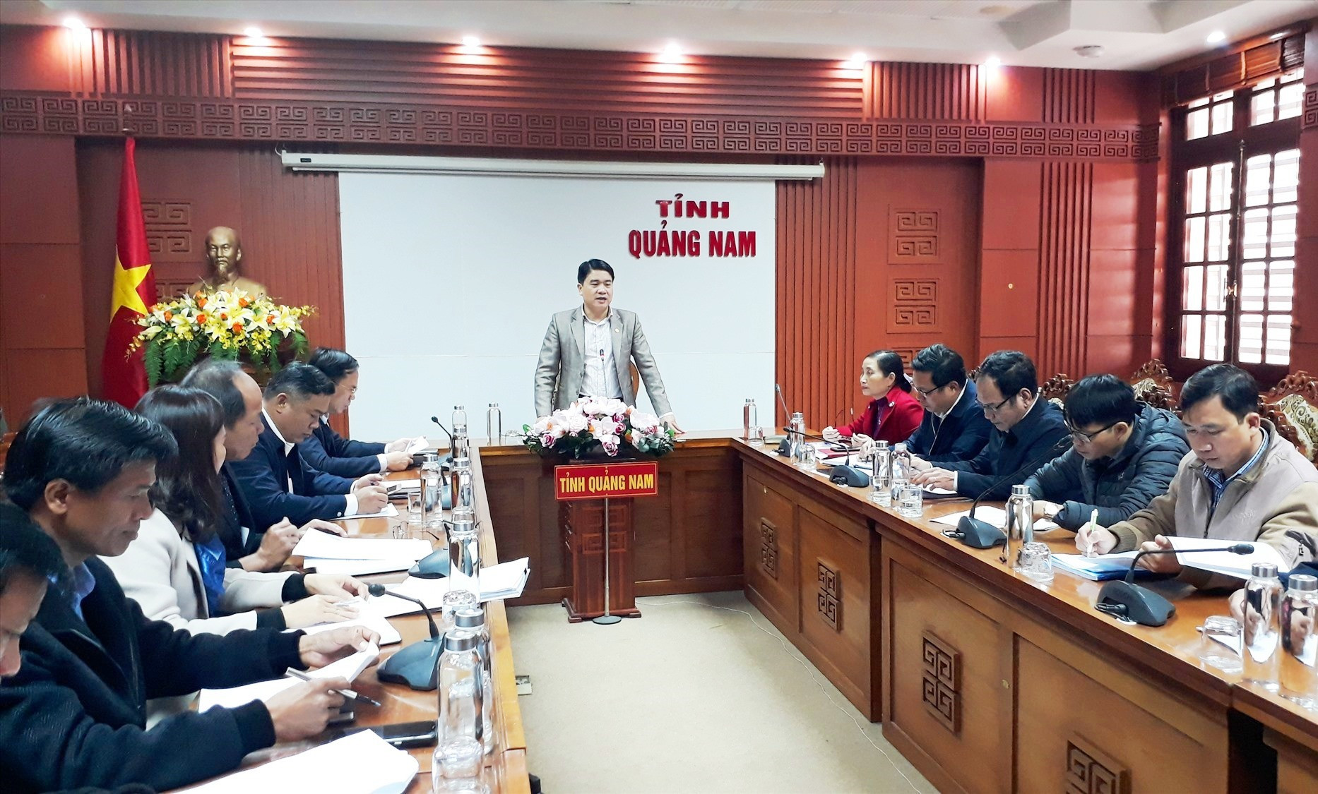 Phó Chủ tịch UBND tỉnh Trần Văn Tân thống nhất khen thưởng cho VĐV đạt thành tích từ năm 2019 đến nay. Ảnh: T.V