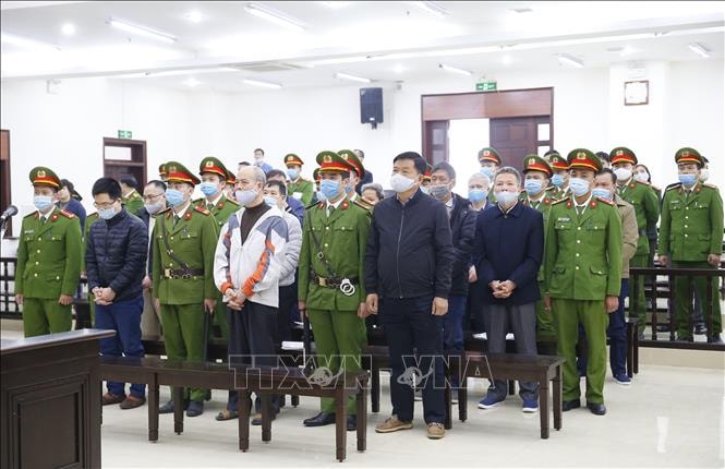 Bị cáo Đinh La Thăng, cựu Chủ tịch Hội đồng quản trị Tập đoàn Dầu khí Việt Nam (PVN) và đồng phạm tại phiên tòa. Ảnh: Doãn Tấn/TTXVN