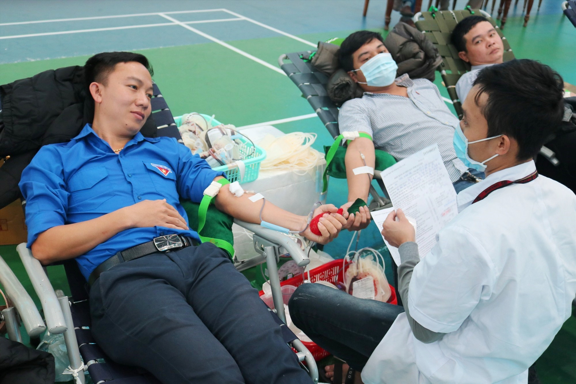 ĐVTN khối các cơ quan tham gia hiến máu tình nguyện. Ảnh: L.C