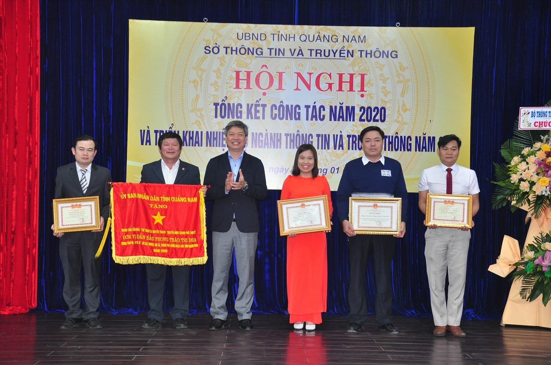 Phó Chủ tịch UBND tỉnh Hồ Quang Bửu tặng cờ thi đua và bằng khen cho các tập thể, cá nhân. Ảnh: V.A
