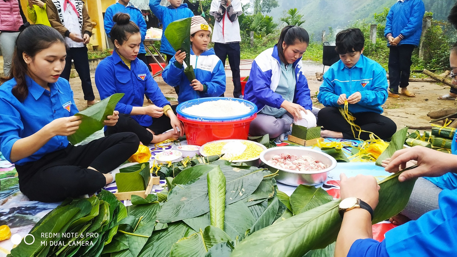 Không khí rộn ràng của Ngày hội bánh chưng xanh tại xã Trà Leng. Ảnh: MỸ HẠNH