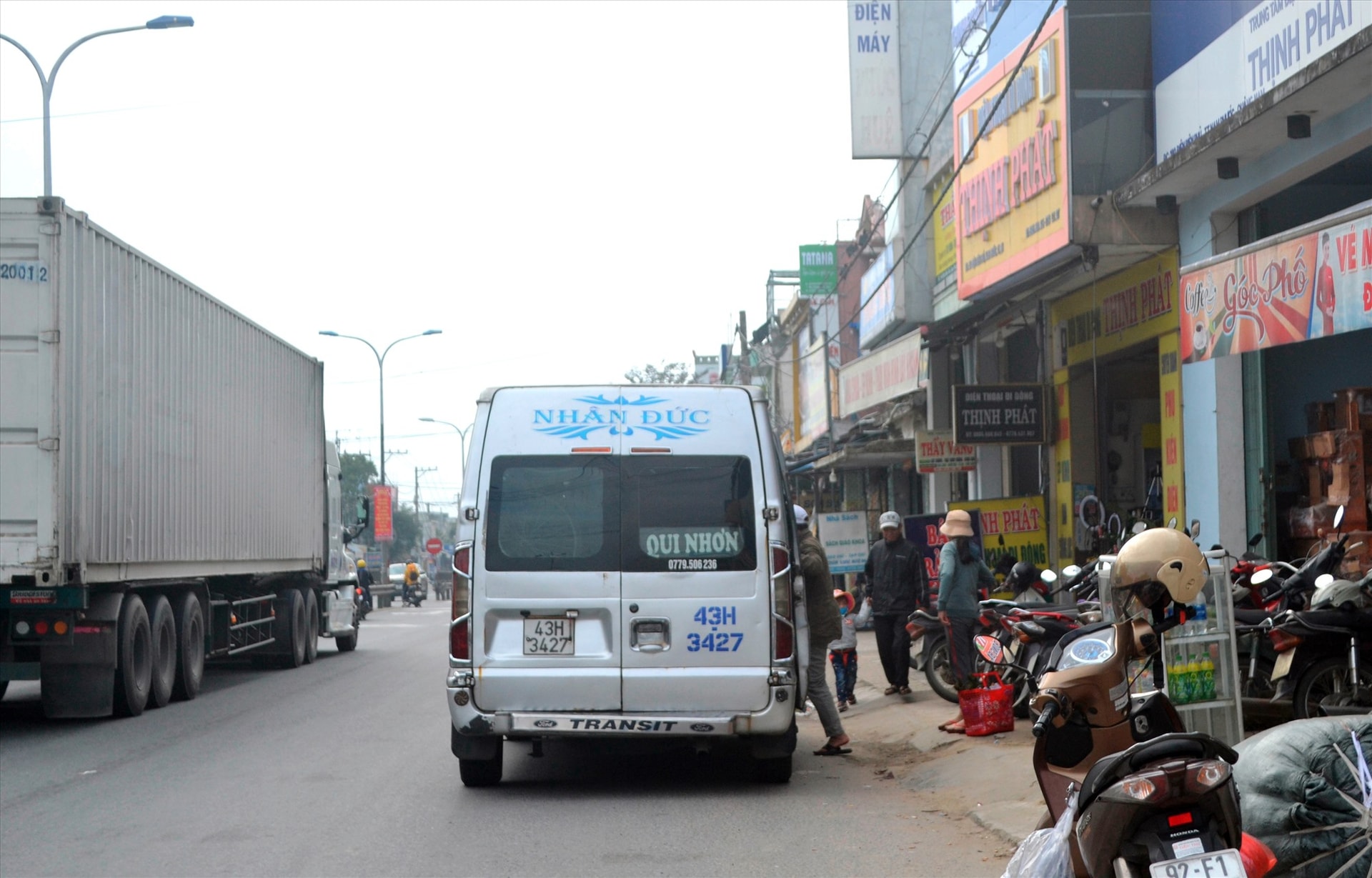 Xe khách tuyến Đà Nẵng-Quy Nhơn (Bình Định) đậu đỗ “bắt khách” ngay khu vực ngã ba Nam Phước (Duy Xuyên). Ảnh: K.K