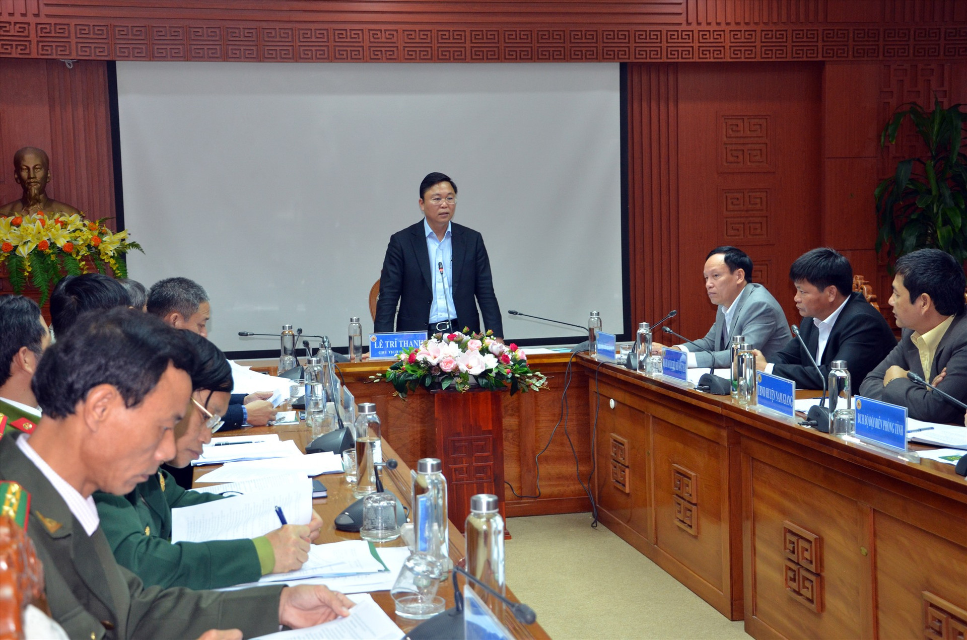 Chủ tịch UBND tỉnh Lê Trí Thanh chủ trì cuộc họp về kế hoạch đánh sập các hầm vàng trái phép trong Vườn quốc gia Sông Thanh vào chiều tối 20.1.