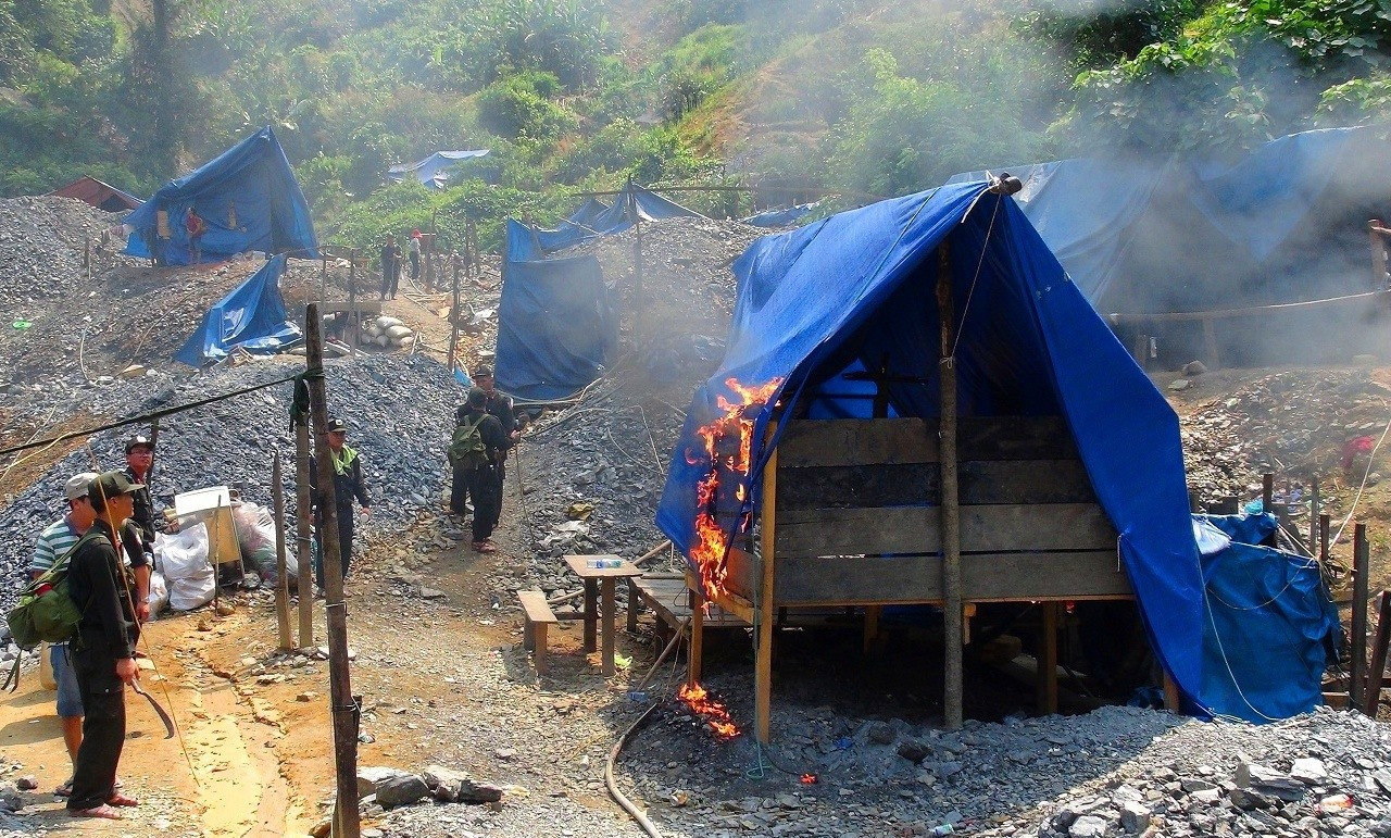 Lực lượng chức năng phá hủy một lán trại trong lâm phận Vườn quốc gia Sông Thanh. Ảnh: H.P