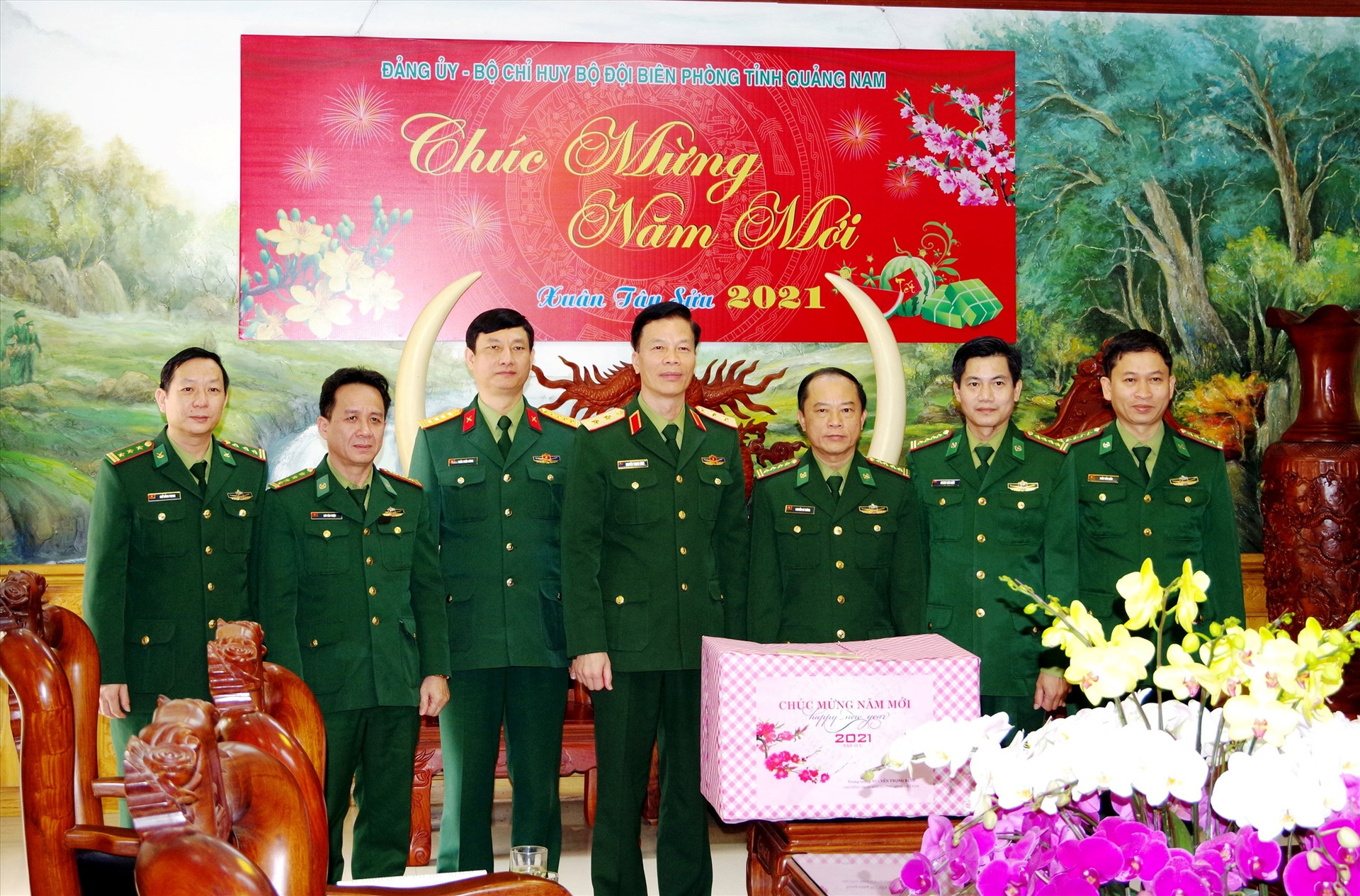 Trung tướng Nguyễn Trọng Bình – Phó Tổng Tham mưu trưởng QĐND Việt Nam Tặng quà chúc Tết tại Bộ Chỉ huy Bộ đội Biên phòng Quảng Nam.
