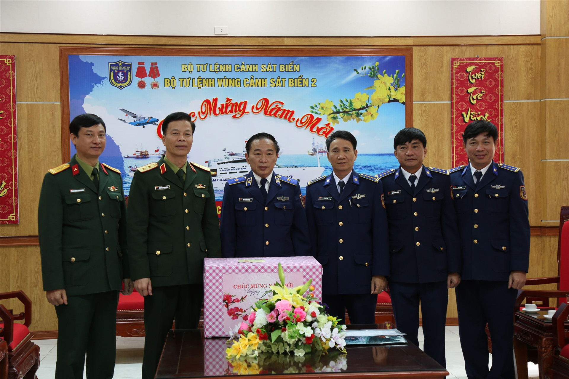 Trung tướng Nguyễn Trọng Bình tặng quà cho Bộ tư lệnh Vùng Cảnh sát biển 2 nhân chuyến thăm. Ảnh: N.T