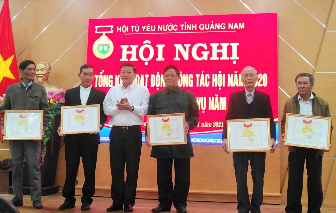 Ủy ban MTTQ Việt Nam tỉnh khen thưởng cho các tập thể, cá nhân có thành tích xuất sắc trong công tác Hội năm 2020. Ảnh: L.L