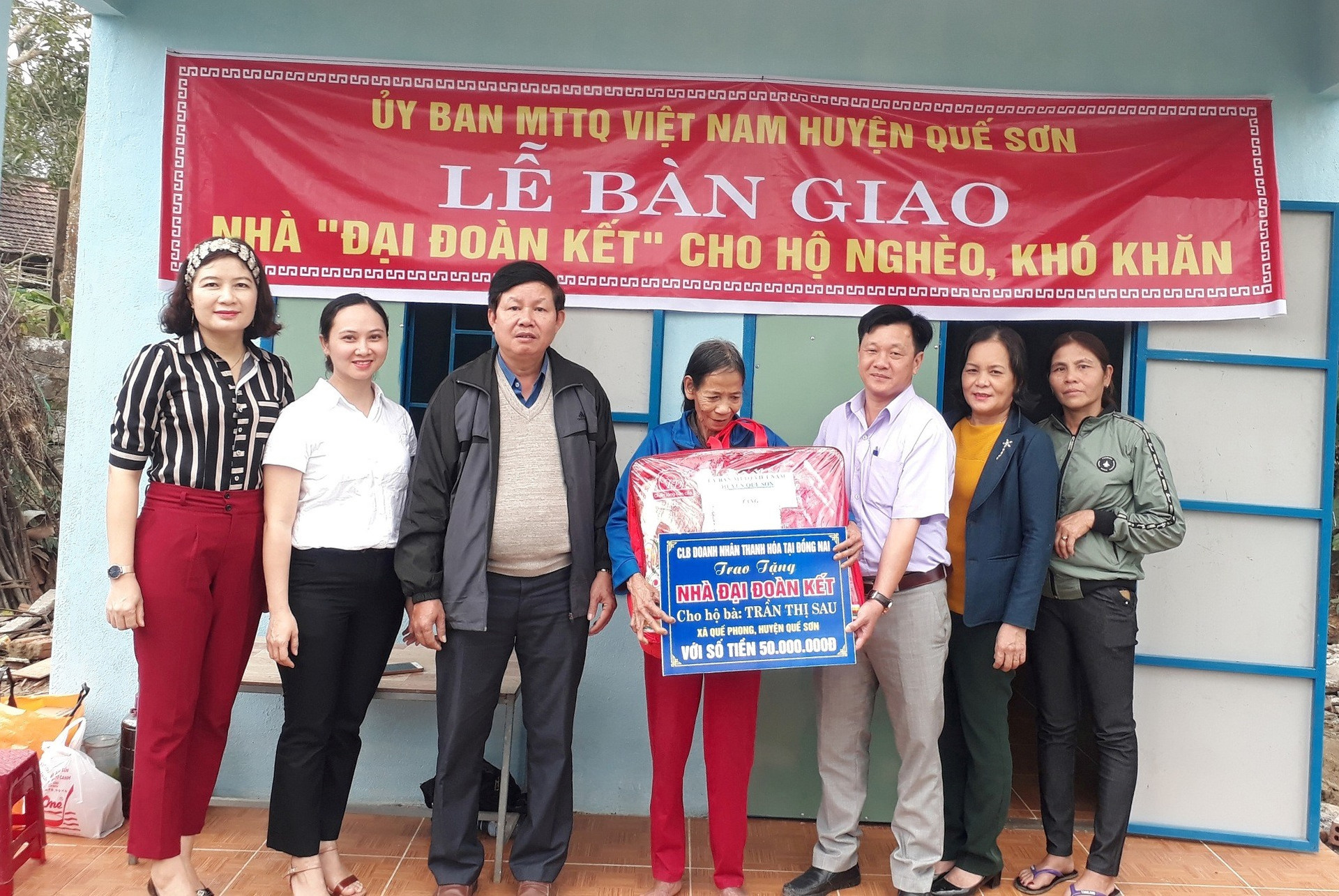 Bàn giao nhà Đại đoàn kết cho bà Trần Thị Sau. ảnh DT