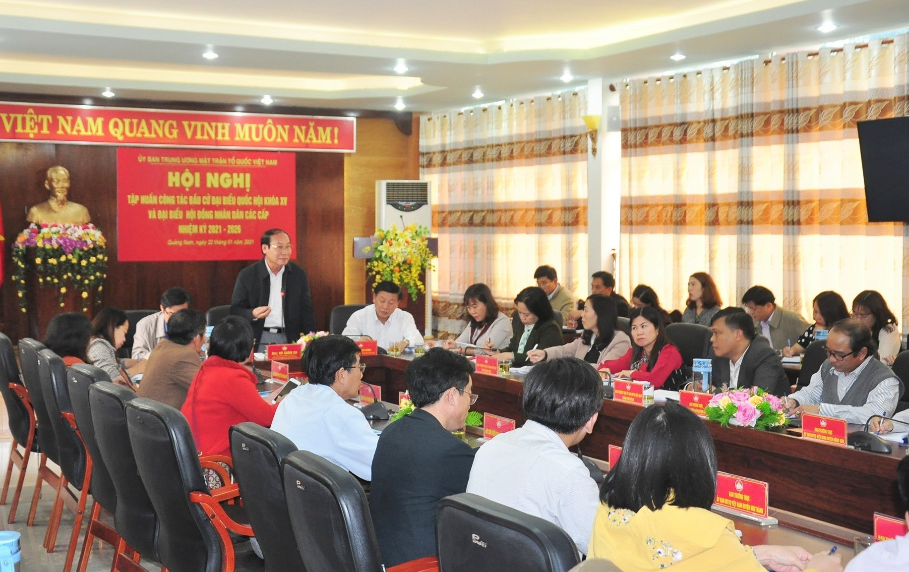 Chủ tịch Ủy ban MTTQ Việt Nam tỉnh Võ Xuân Ca quán triệt một số nội dung xung quanh công tác bầu cử với các đại biểu dự hội nghị tại điểm cầu Quảng Nam. Ảnh: VINH ANH