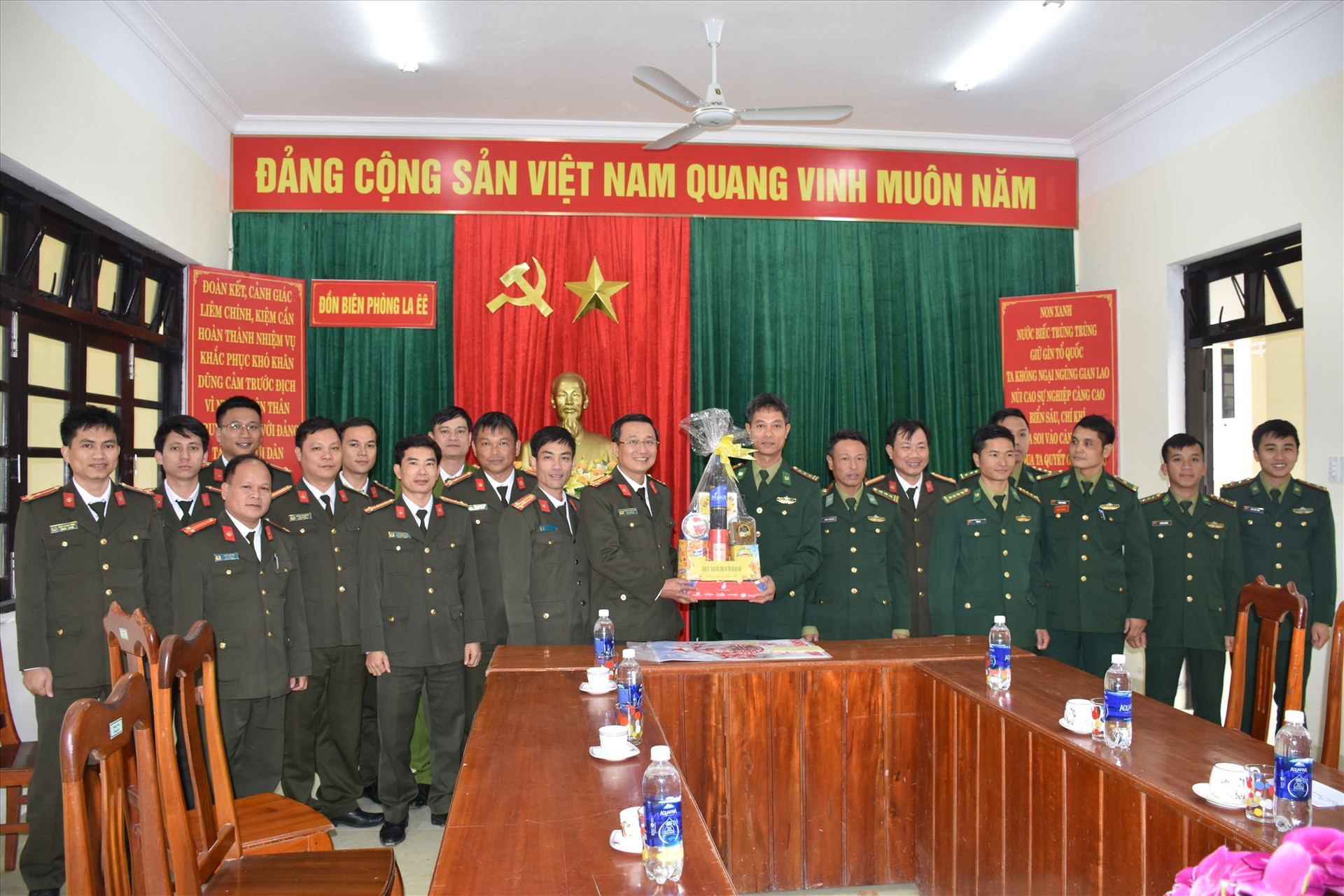 Thượng tá Nguyễn Thành Long tặng quà cho đồn biên phòng La Êê (Nam Giang). Ảnh: M.T