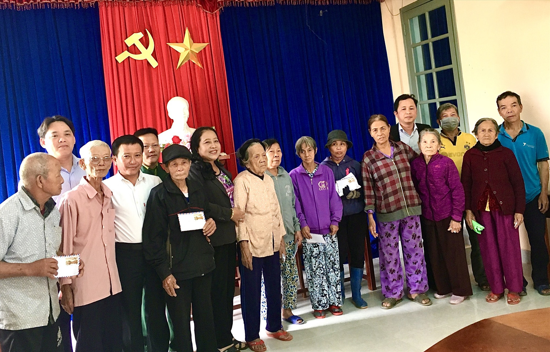 Những phần quà tình cảm của Phu nhân Thủ tướng Chính phủ được trao cho các gia đình có hoàn cảnh khó khăn tại xã Quế Trung (huyện Nông Sơn). Ảnh: TÂM LÊ