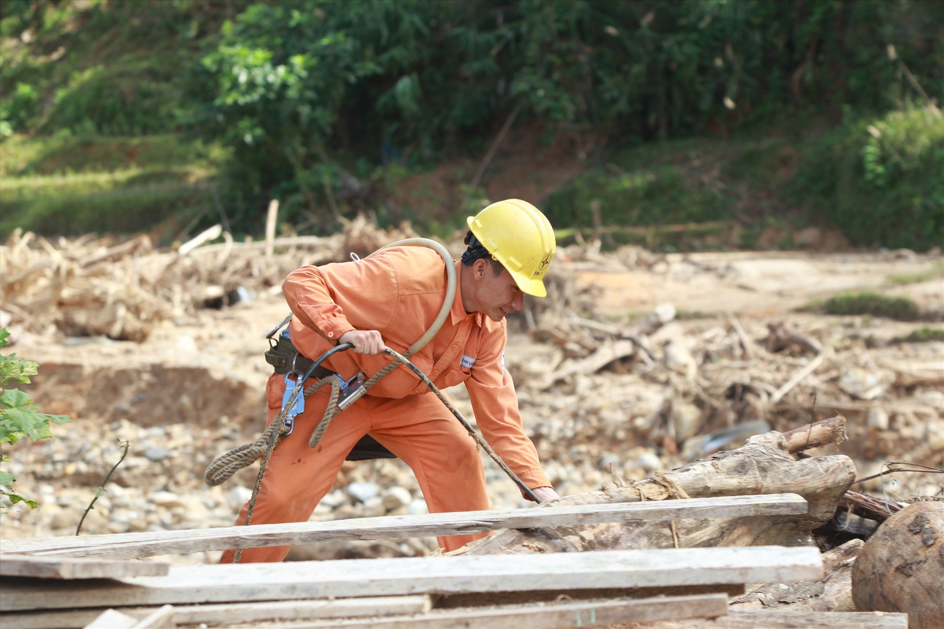 Công ty Điện lực Quảng Nam đã rất nỗ lực trong việc khôi phục hệ thống điện sau thiên tai, hỗ trợ tìm kiếm cứu nạn và khắc phục hậu quả đợt mưa lũ năm 2020. Ảnh: THÀNH CÔNG