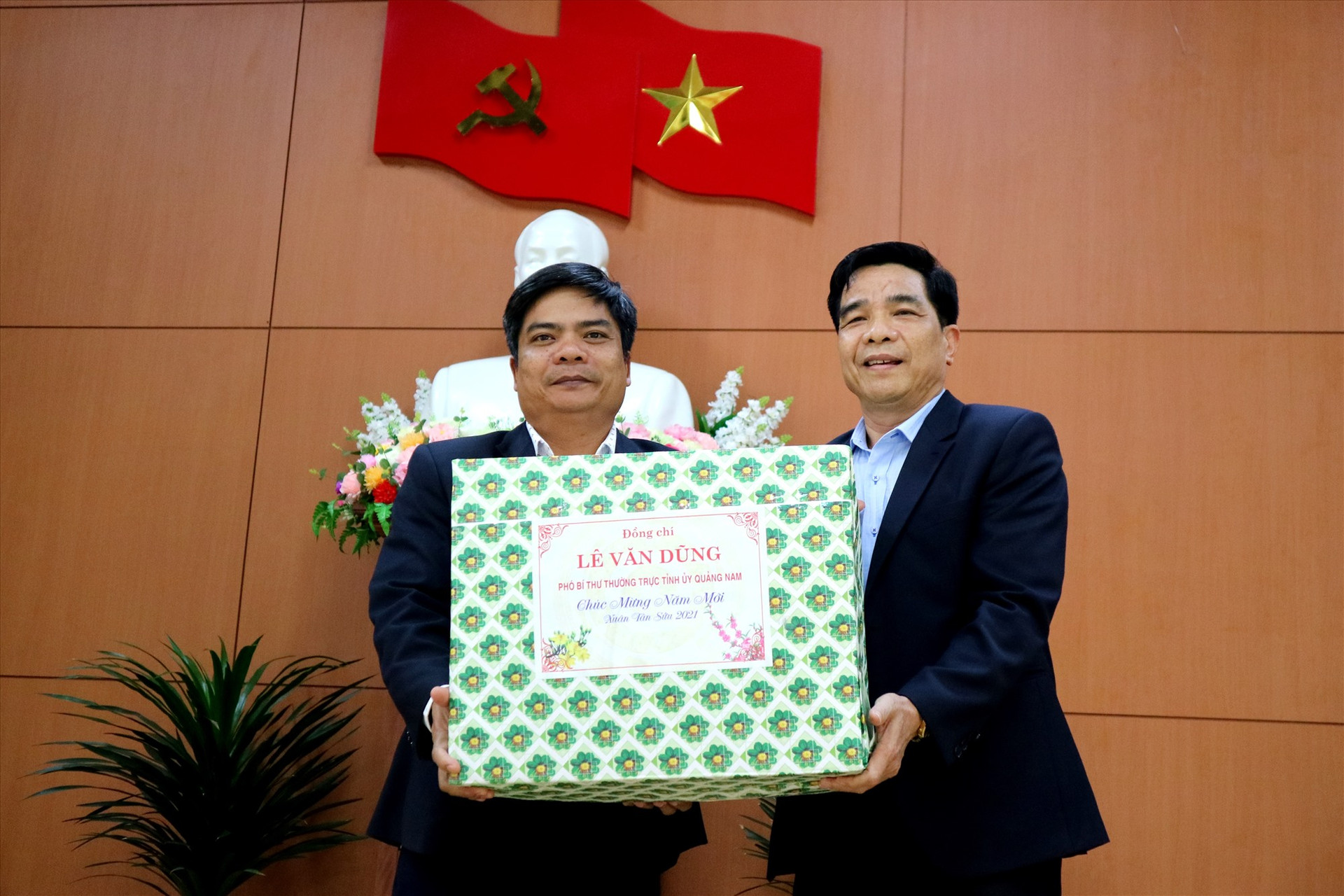 đại diện lãnh đạo huyện Phước Sơn nhận quà tặng từ Phó Bí thư Thường trực Tỉnh ủy Lê Văn Dũng. Ảnh: A.N