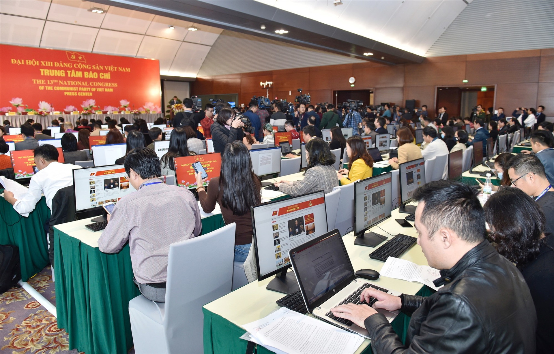 Trung tâm Báo chí trang bị toàn bộ máy tính để bàn có kết nối mạng để phục vụ và đáp ứng yêu cầu tác nghiệp của phóng viên trong nước và quốc tế. Ảnh: VGP/Nhật Bắc