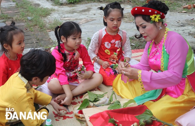 Trải nghiệm hoạt động têm trầu tại Phiên chợ Tết do Bảo tàng Đà Nẵng tổ chức năm 2020. Ảnh: H.T