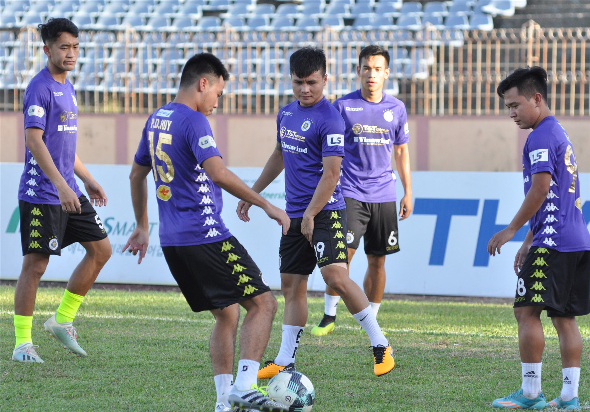 Hà Nội bất ngờ thảm bại trên sân Nam Định trong ngày khai màn V-League 2021. Ảnh: A.N