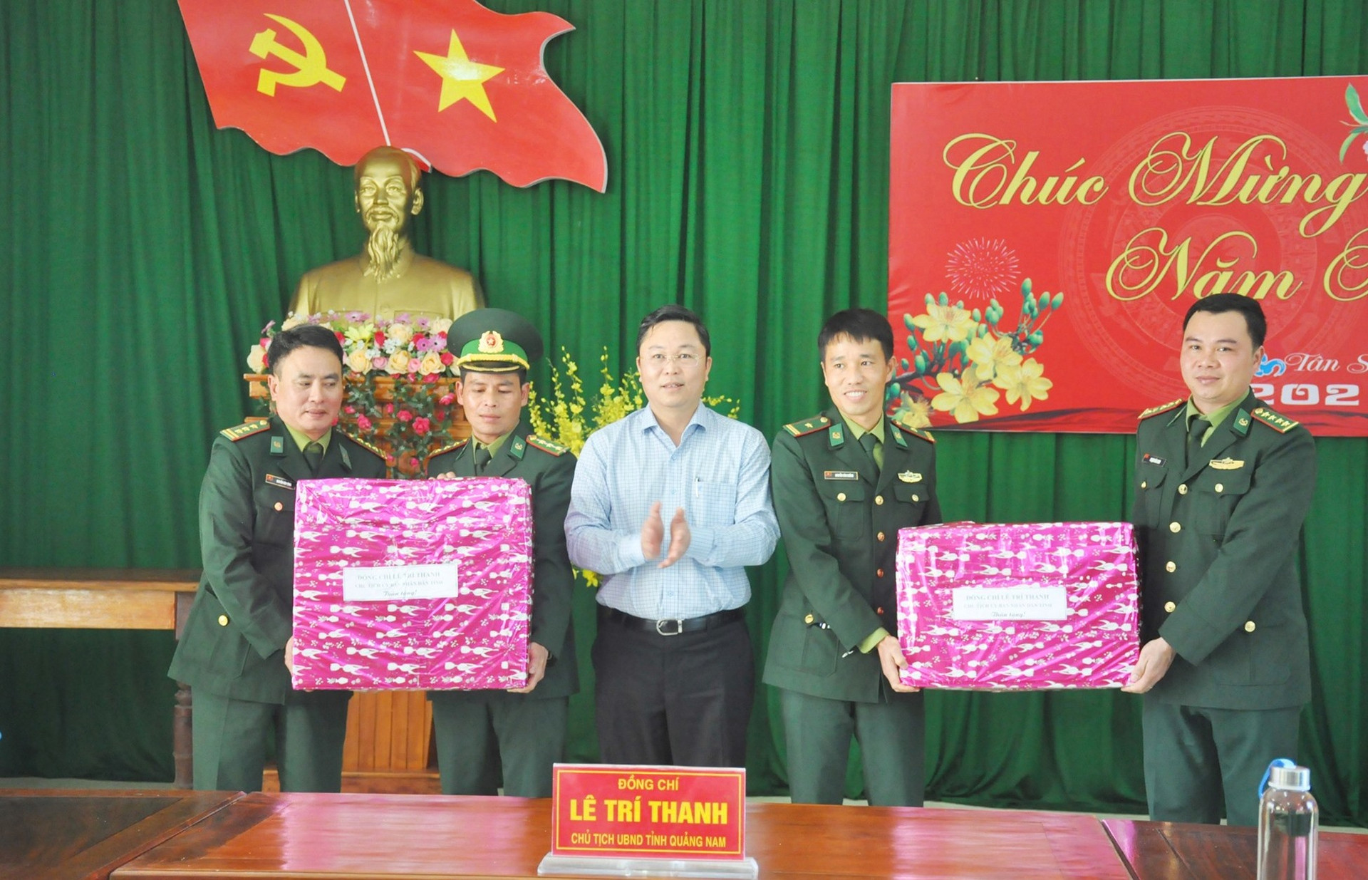 Chủ tịch UBND tỉnh Lê Trí Thanh tặng quà tết cho cán bộ, chiến sĩ Đồn biên phòng Đắc Pring. Ảnh: N.Đ