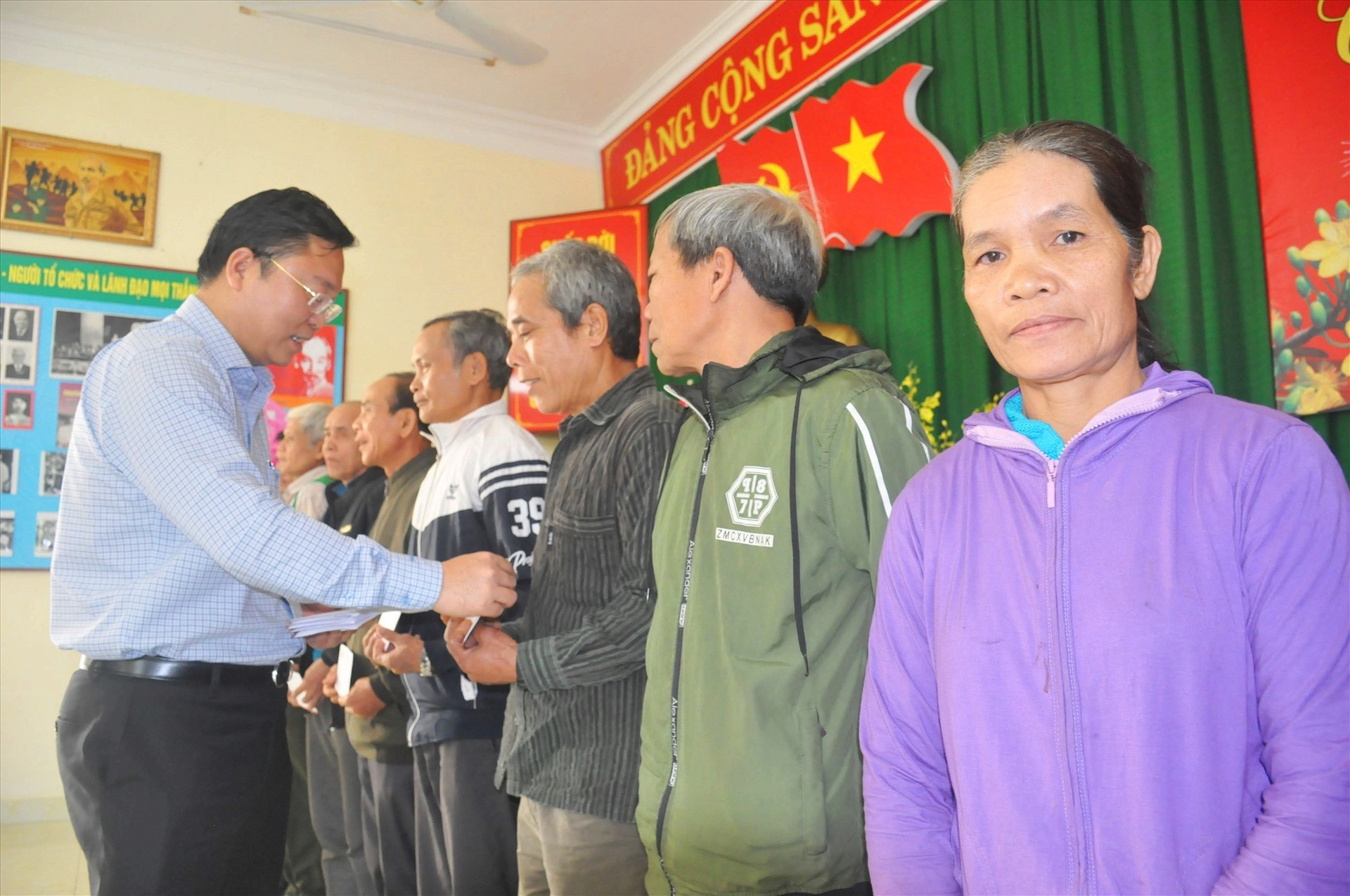 Chủ tịch UBND tỉnh Lê Trí Thanh tặng quà tết cho các già làng, người có uy tín của hai xã Đắc Pre và Đắc Pring. Ảnh: N.Đ