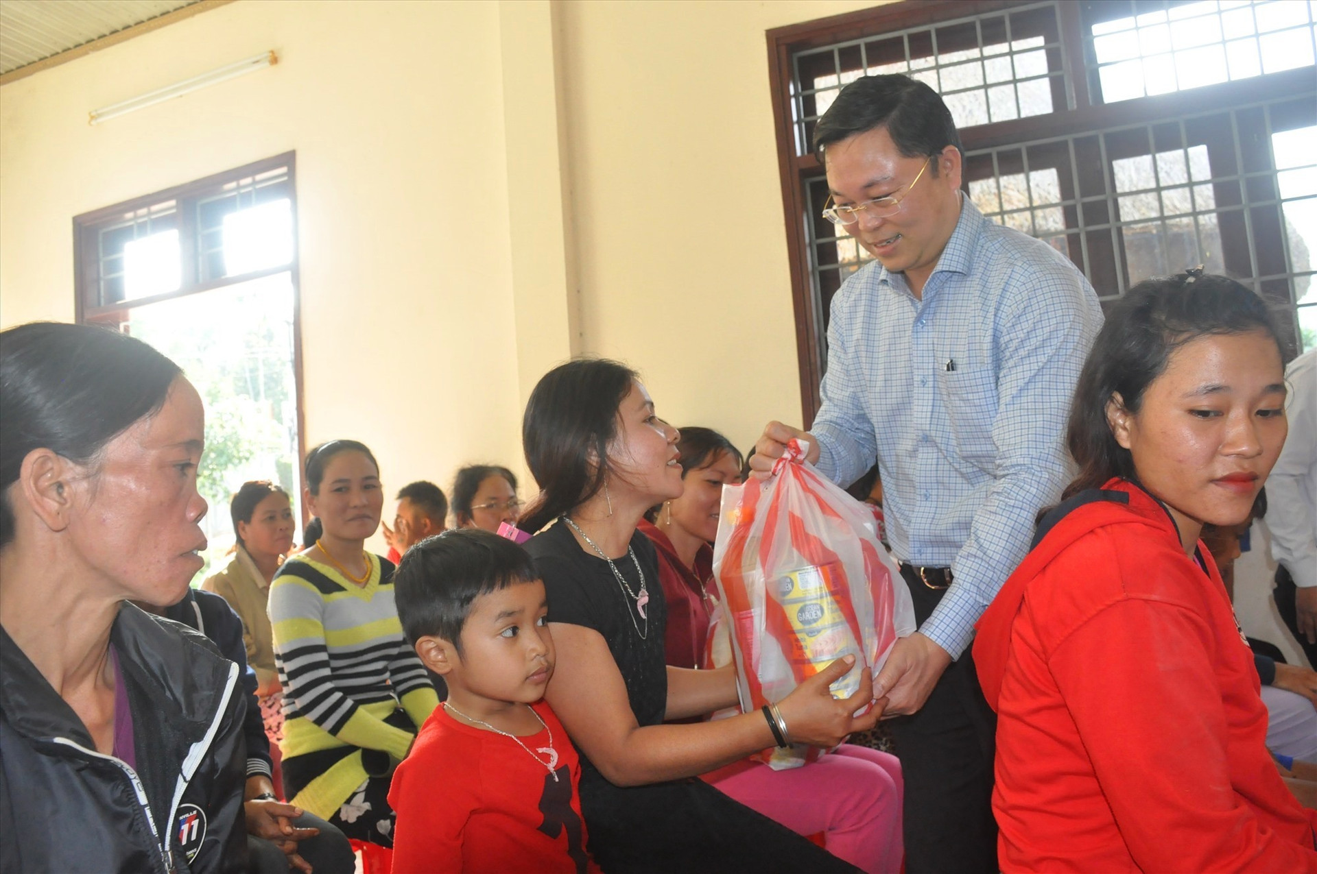 Chủ tịch UBND tỉnh Lê Trí Thanh tặng quà tết của gia đình cho bà con xã Tà Bhing (Nam Giang). Ảnh: N.Đ
