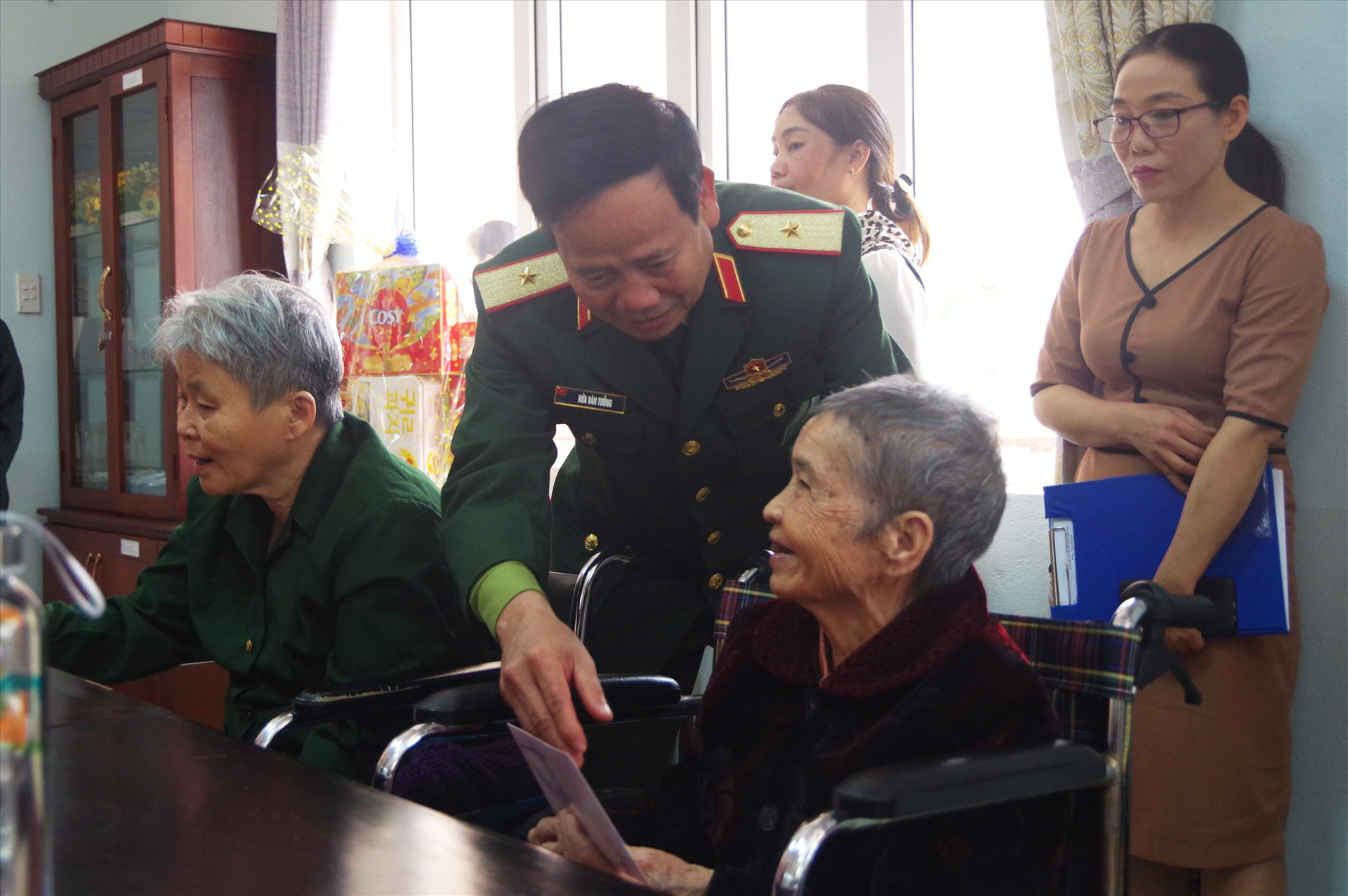 Thiếu tướng Hứa Văn Tưởng tặng quà cho Mẹ VNAH tại Trung tâm nuôi dưỡng, điều dưỡng người có công cách mạng tỉnh Quảng Nam.