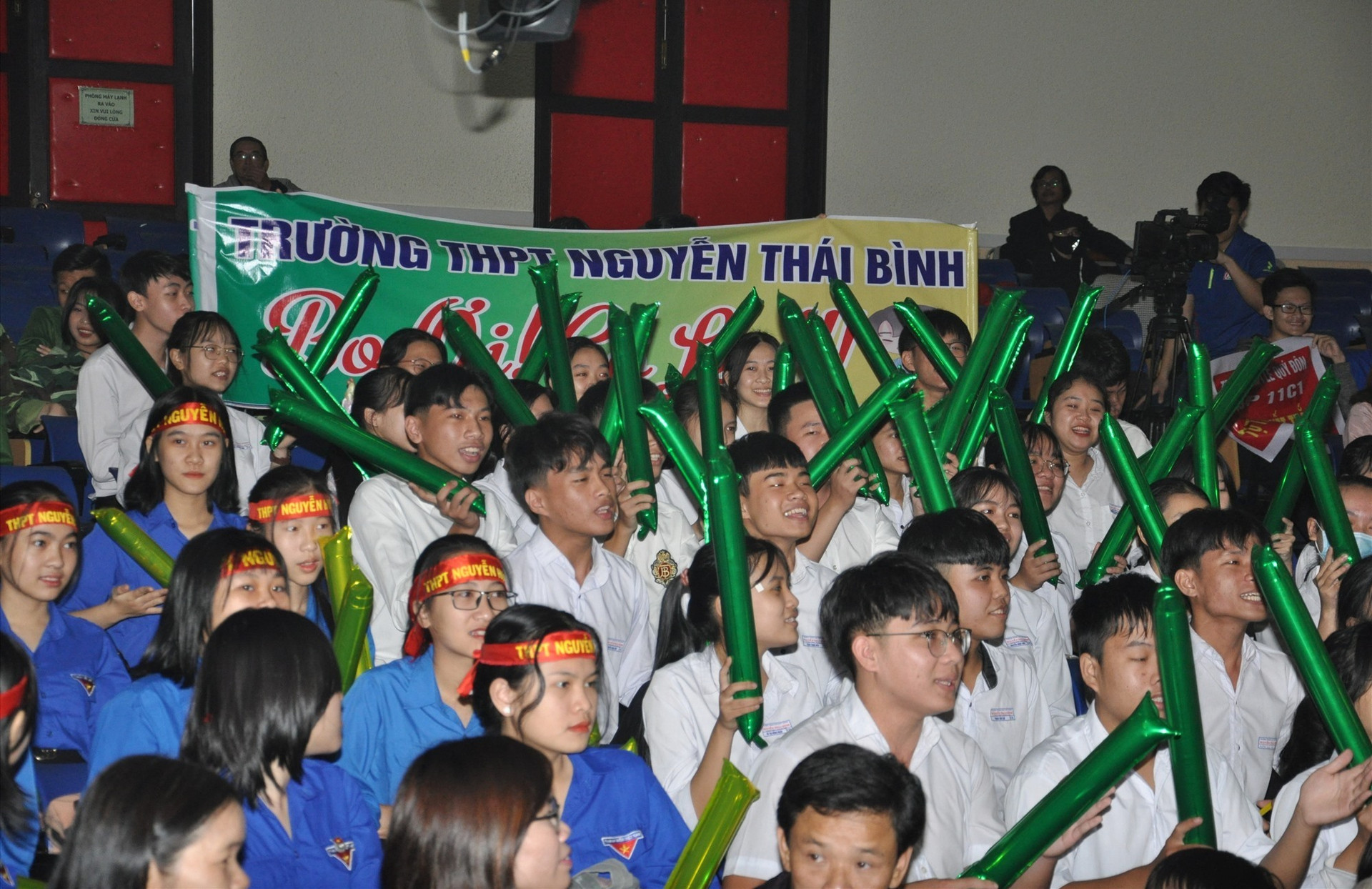 Cổ động viên Trường THPT Nguyễn Thái Bình đi theo và cổ vũ đã được đền đáp xứng đáng bằng chiến thắng của chàng “Bo” Hoàng Đỗ Thanh Thuận. Ảnh: X.P