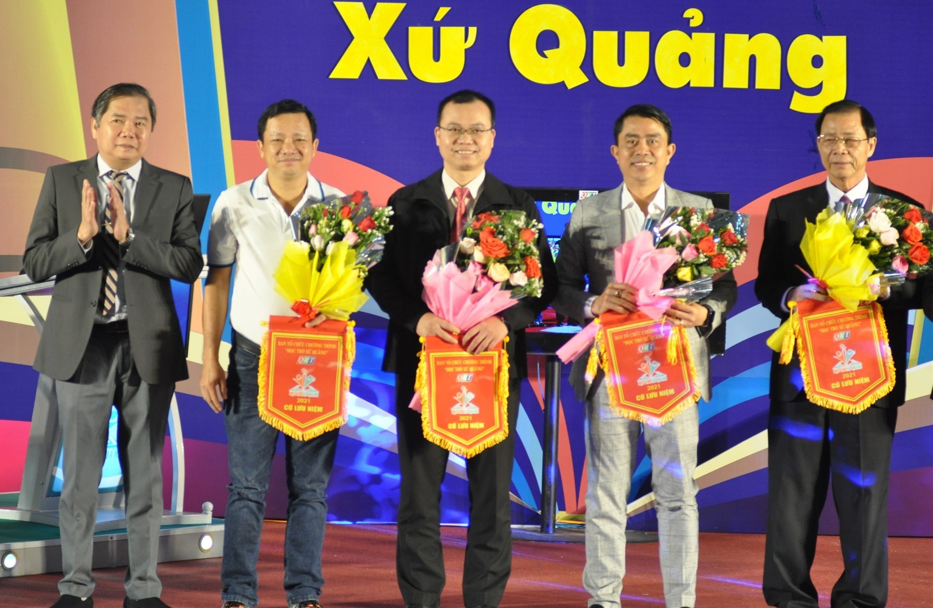 Ông Mai Văn Tư-Giám đốc, Tổng Biên tập Đài Phát thanh truyền hình Quảng Nam tặng cờ và hoa cám ơn các nhà tài trợ chương trình. Ảnh: X.P