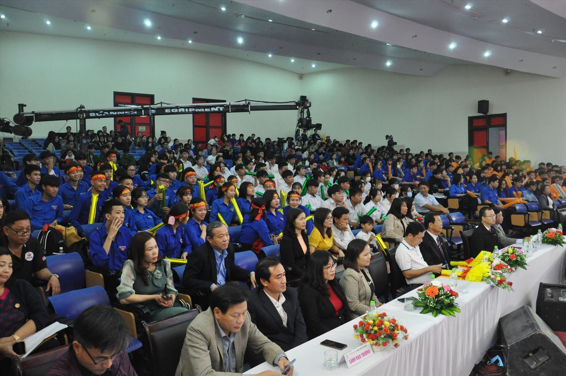 Khán giả ngồi chật kín hội trường Trường THPT chuyên Nguyễn Bỉnh Khiêm để theo dõi cuộc thi. Ảnh: X.P