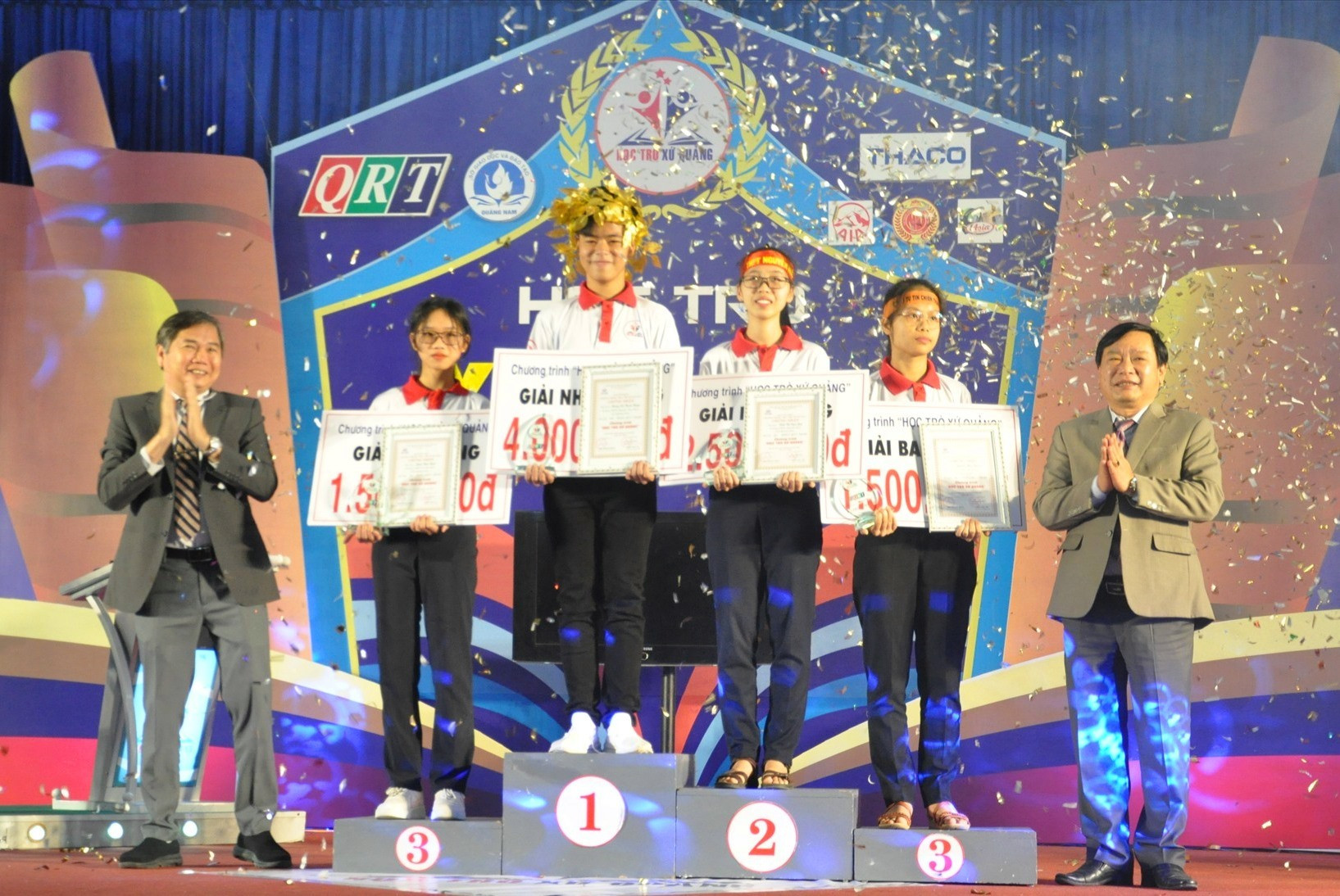 Ban tổ chức tặng thưởng cho các thí sinh sau khi kết thúc cuộc thi tháng đầu tiên. Ảnh: X.P