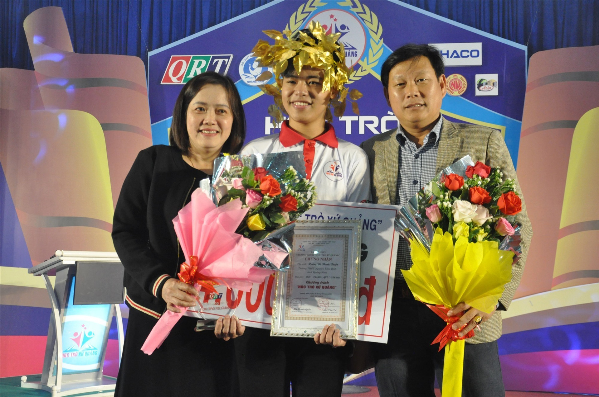 Nhà vô địch tháng 1 Hoàng Đỗ Thanh Thuận được mẹ và thầy giáo chúc mừng. Ảnh: X.P