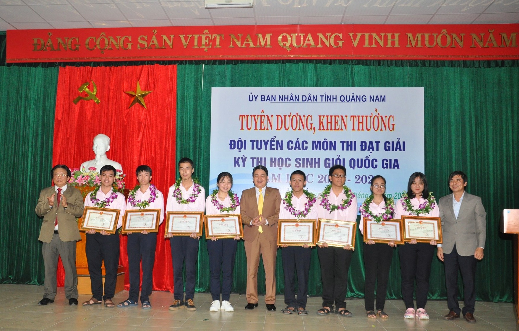 Các em đoạt giải nhì nhận phần thưởng của UBND tỉnh và Sở GD-ĐT. Ảnh: X.P