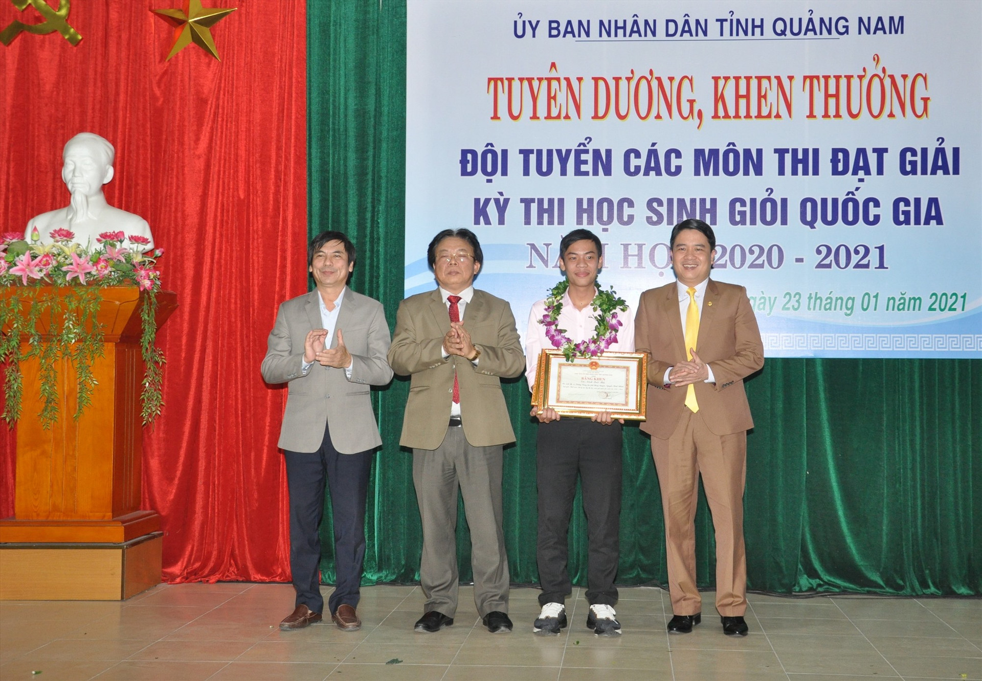 Phó Chủ tịch UBND tỉnh Trần Văn Tân và lãnh đạo Sở GD-ĐT chúc mừng thành tích giải nhất môn Lý của Ninh Quốc Bảo. Ảnh: X.P
