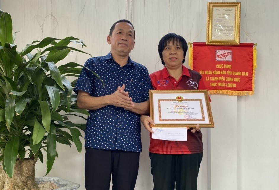 Tặng giấy khen và tiền thưởng của Liên đoan Bóng ban tỉnh Quảng Nam cho vận động viên Nguyễn Thị Kim Thoa. Ảnh: Văn Phùng