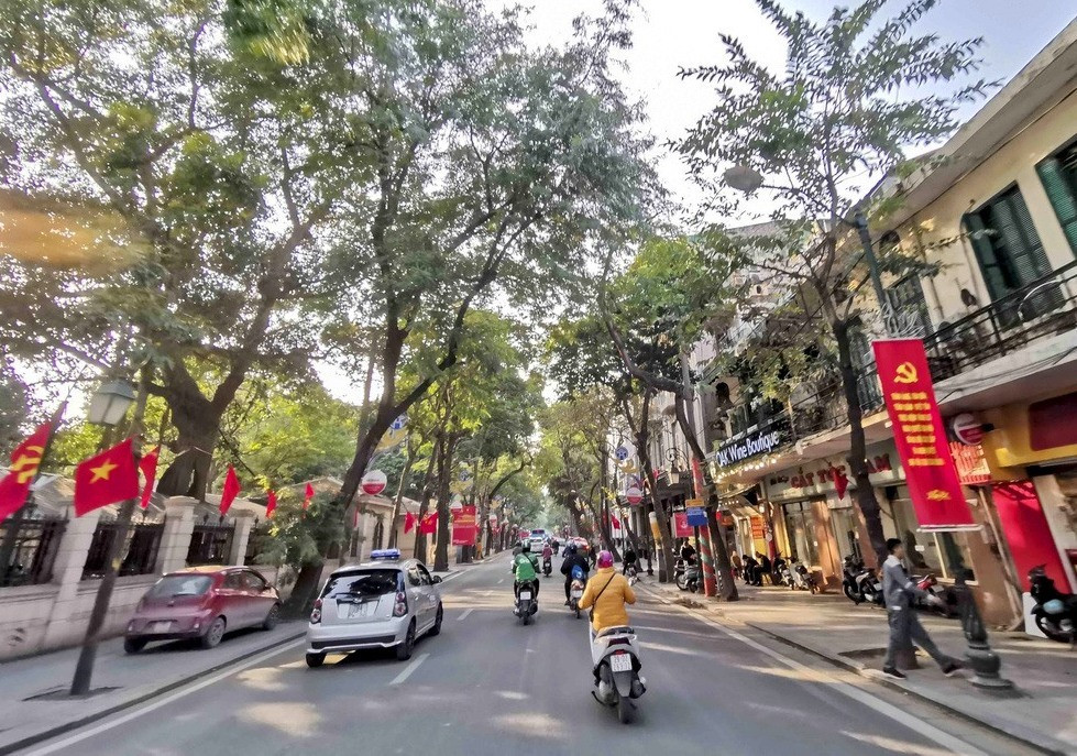 Đường phố Hà Nội trở nên sạch sẽ, tươm tất hơn trong dịp diễn ra Đại hội XIII của Đảng.