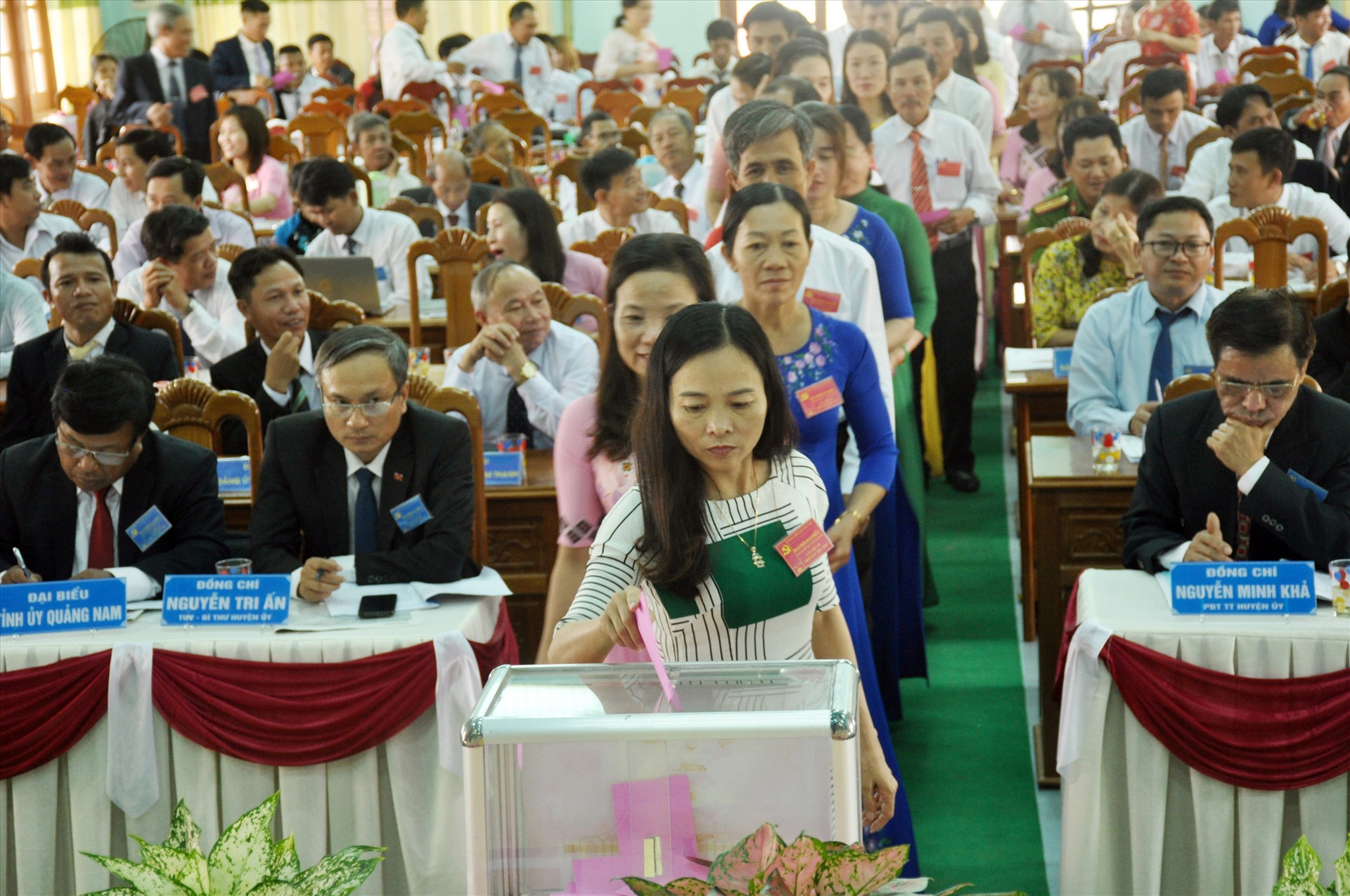Cán bộ, đảng viên và Nhân dân Quảng Nam gửi gắm niềm tin và kỳ vọng Đại hội XIII của Đảng sẽ tạo bước đột phá mới đưa đất nước phát triển. Ảnh: N.Đ