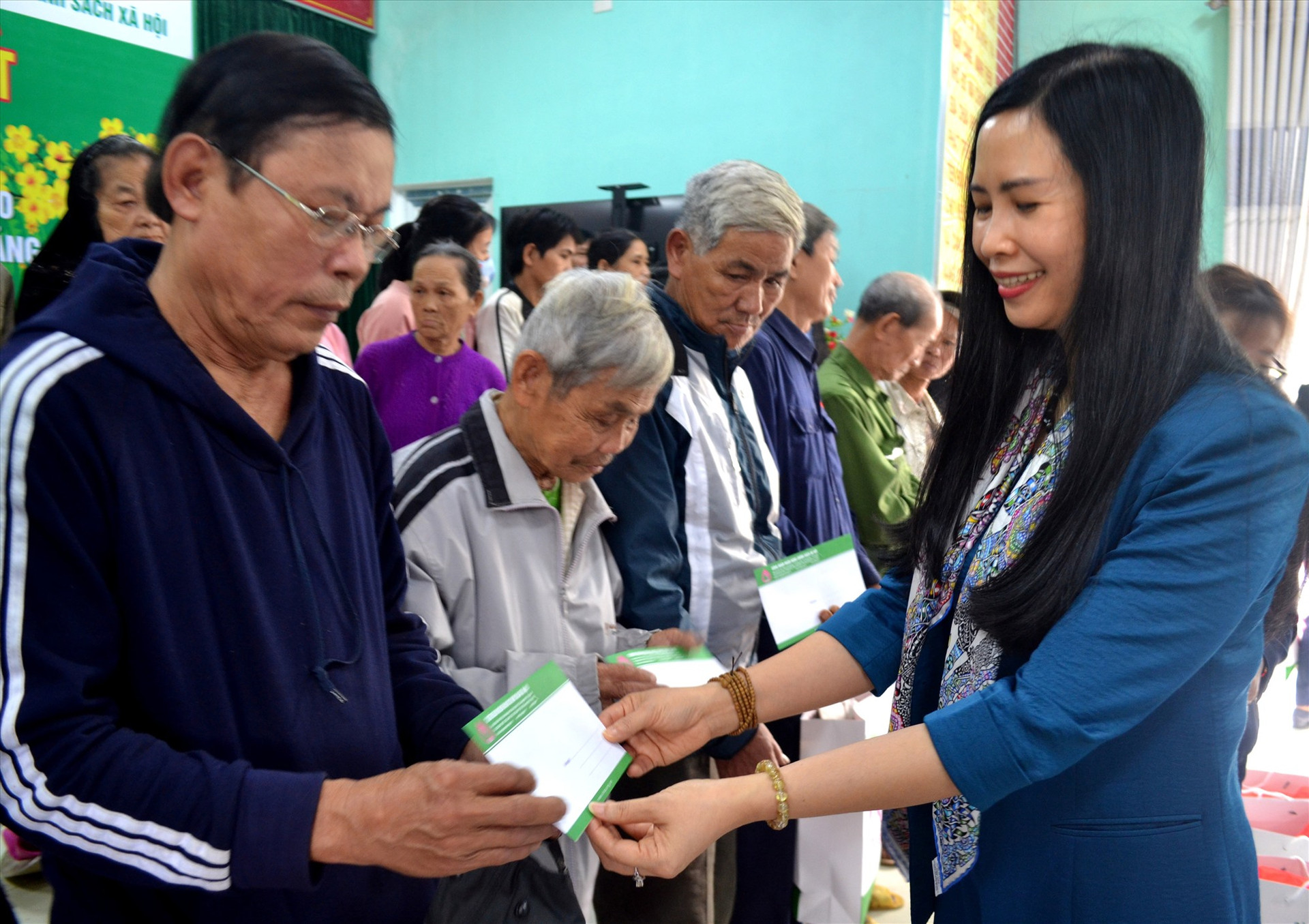 Phó tổng Giám đốc Ngân hàng CSXH Việt Nam Trần Lan Phương tặng quà hộ nghèo, chính sách xã Đại Đồng (Đại Lộc). Ảnh: VIỆT NGUYỄN