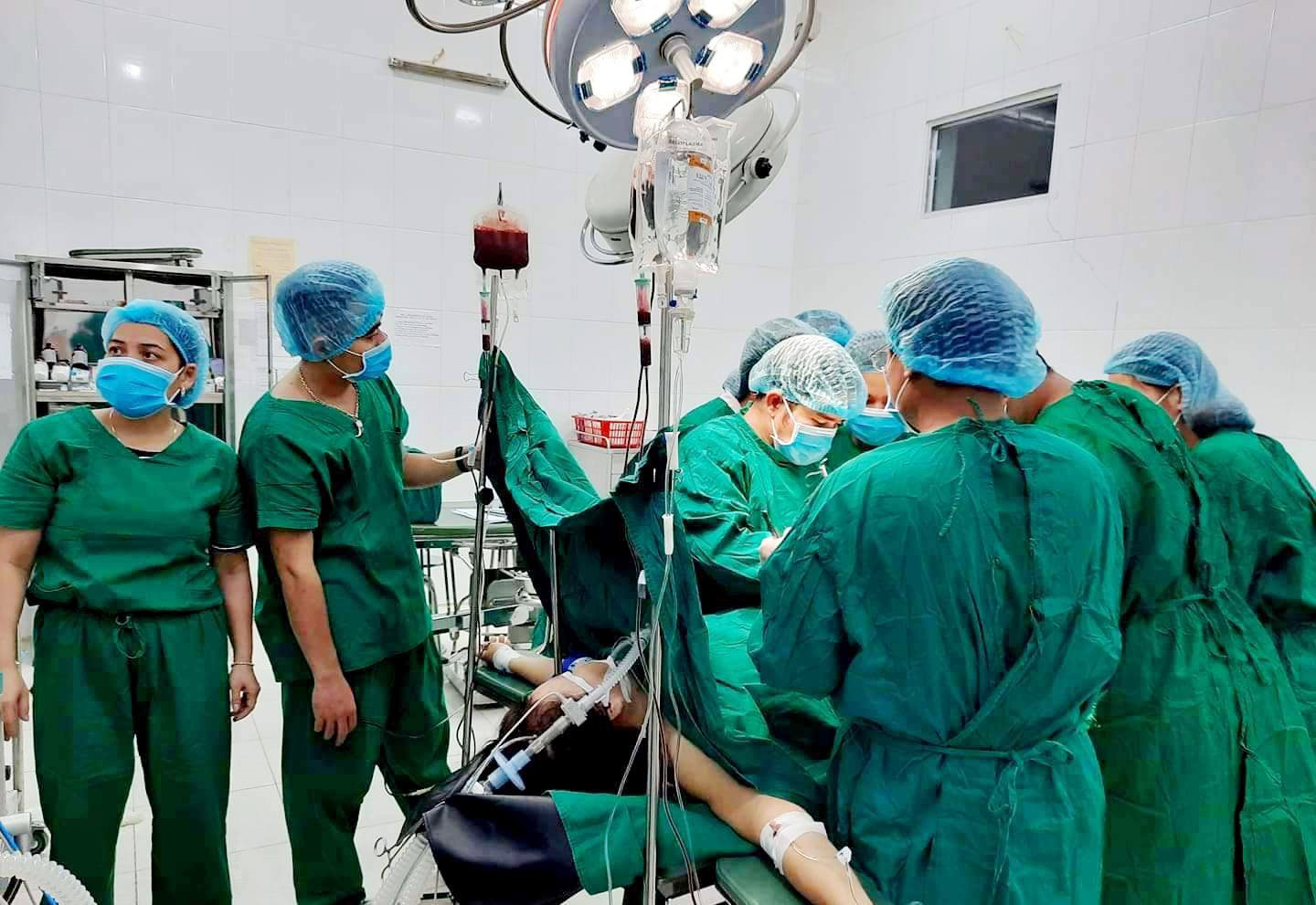 Ê kíp bác sĩ Trung tâm Y tế huyện Tây Giang nỗ lực phẫu thuật, cứu sống bệnh nhân nặng. Ảnh: Đ.N