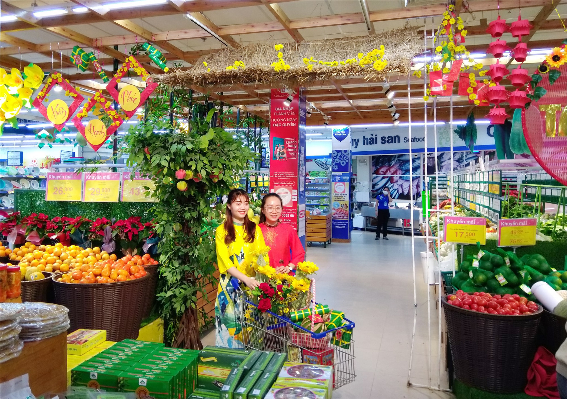 Bà Trần Thị Như Lai - Giám đốc Co.opMart Tam Kỳ cho biết, năm nay các doanh nghiệp cung cấp hàng hóa chú trọng cải thiện mẫu mã, chất lượng, đảm bảo an toàn thực phẩm. Ảnh: T.S