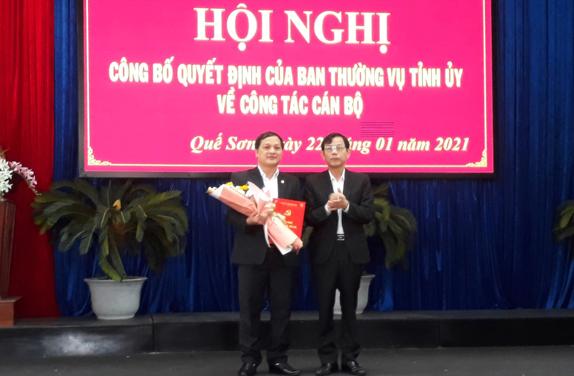 Trưởng ban Tổ chức Tỉnh ủy Nguyễn Chín tặng hoa chức mừng đồng chí Nguyễn Phước Sơn. ảnh DT