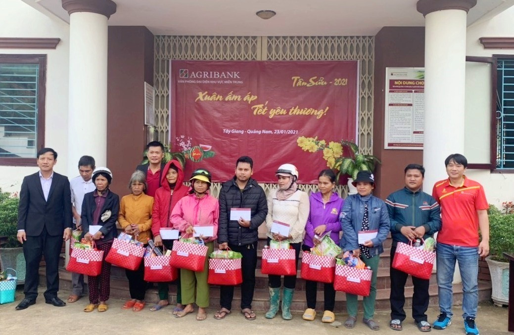 Văn phòng đại diện Agribank miền Trung đến trao tặng 100 suất quà cho hộ nghèo ở xã A Tiêng