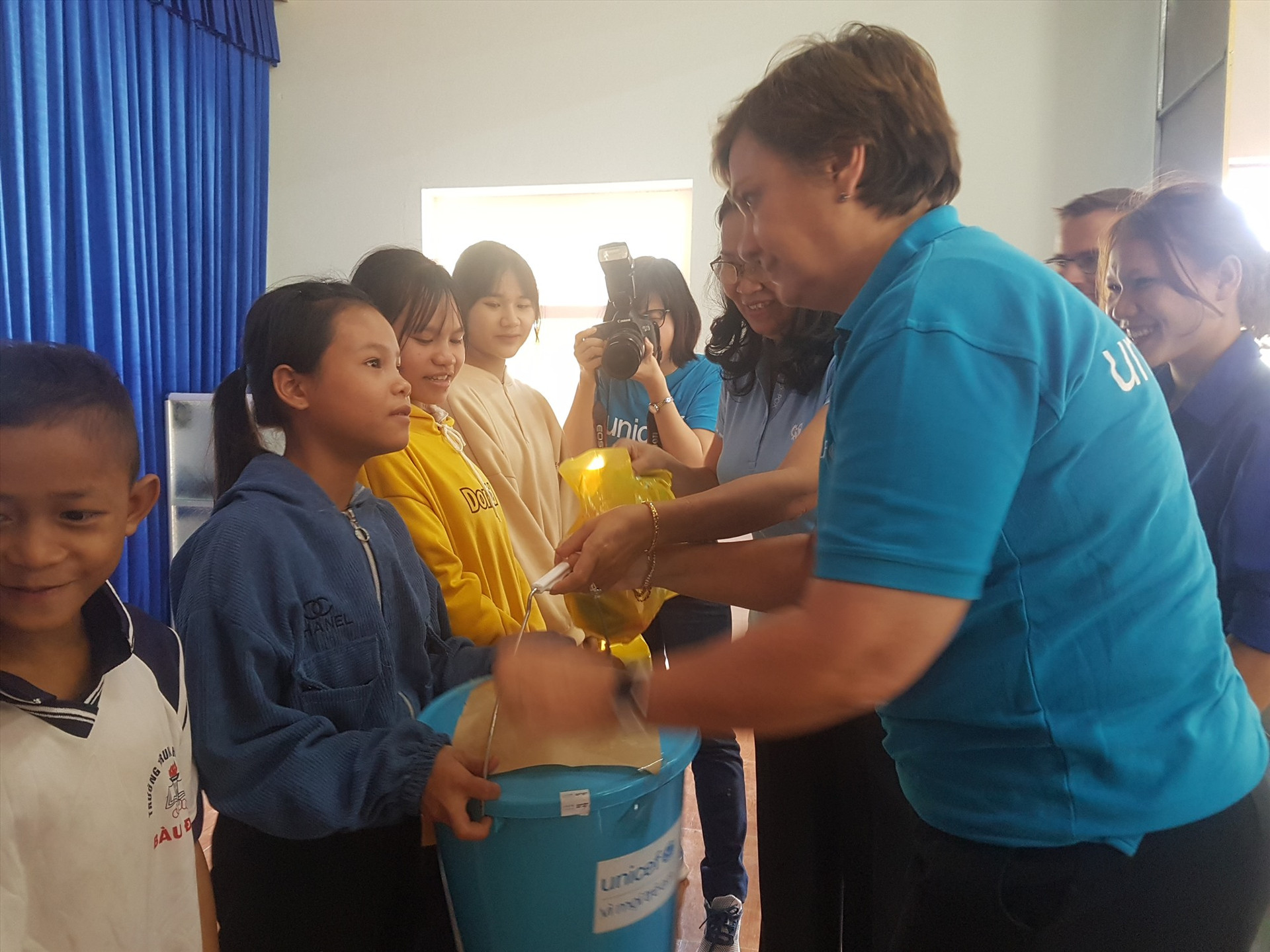 Bà Rana Flowers - Trưởng đại diện UNICEF tại Việt Nam tặng bộ đồ dùng khẩn cấp cho trẻ em Trà Leng. Ảnh: D.L